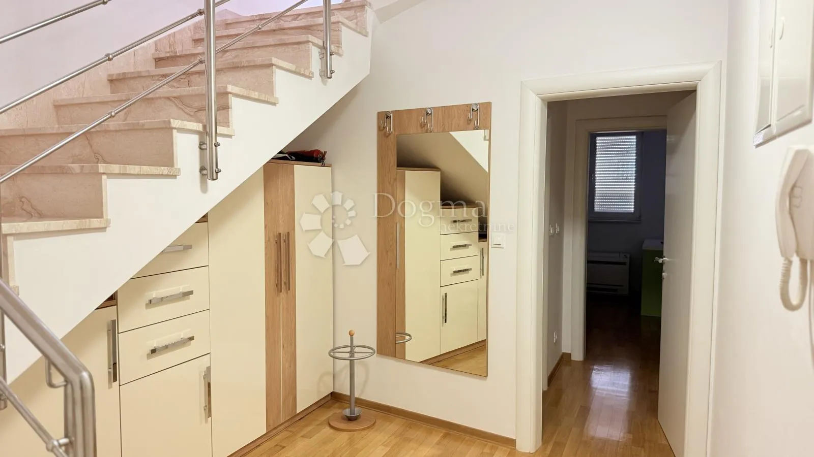 penthouse u baškoj vodi – dvoetažni, kompletno namješten - slika 27