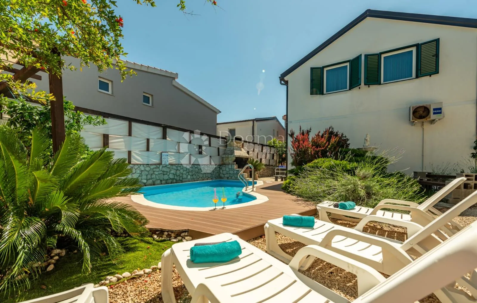 tri apartmana s bazenom - slika 67