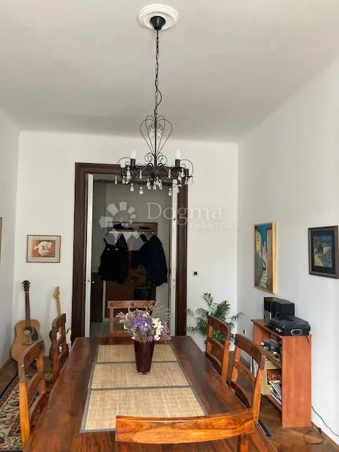 gospodski stan u očuvanoj zgradi - slika 3