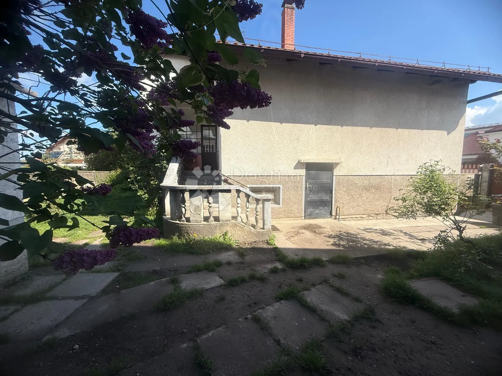kuća s tri odvojena stana - slika 5