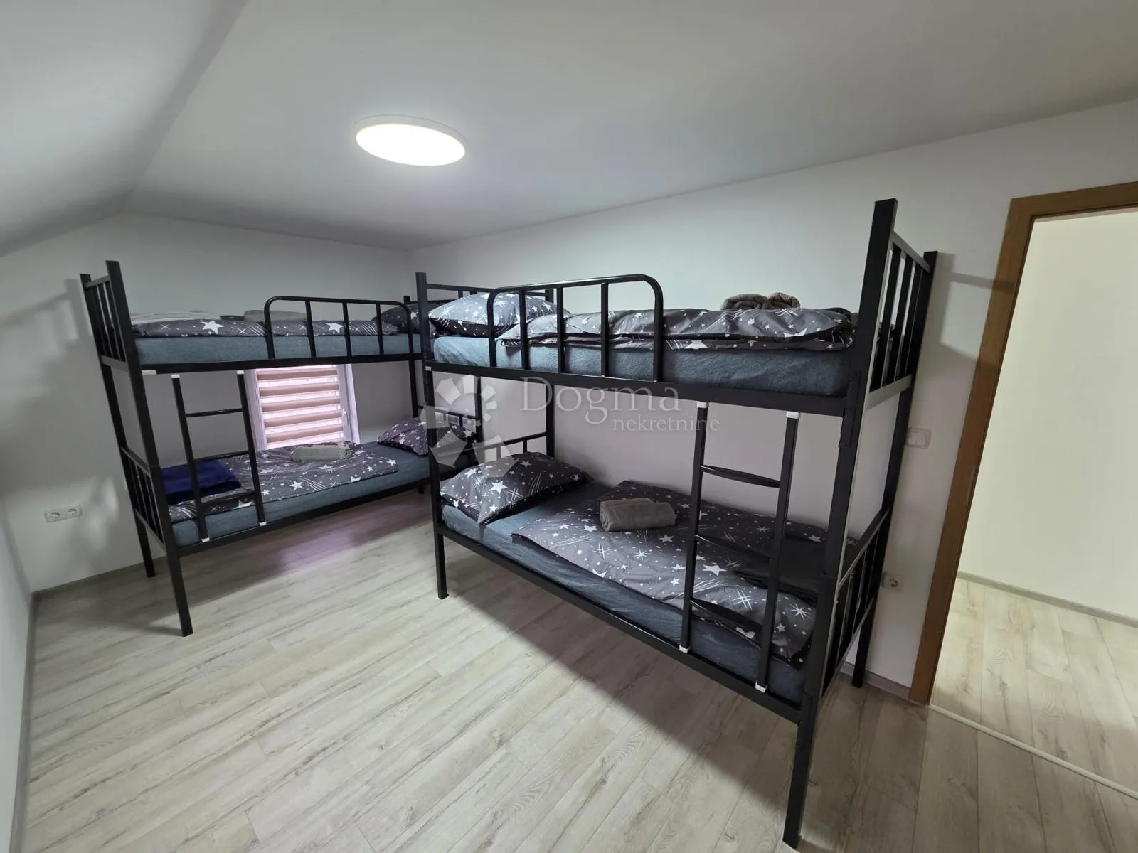 kuća za radnike – smještaj za više osoba, potpuno opremljena - slika 8