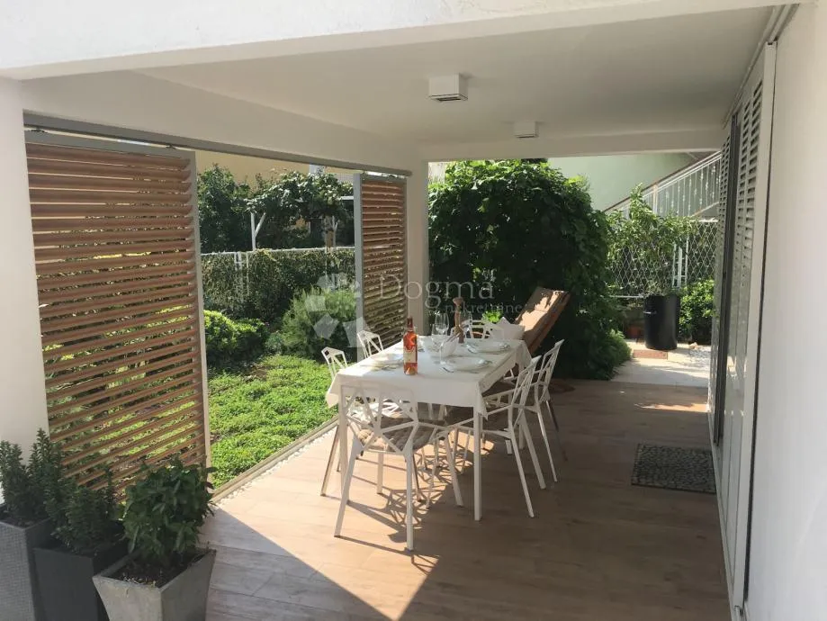 elegantna samostojeća kuća uz more – brodarica, šibenik - slika 11