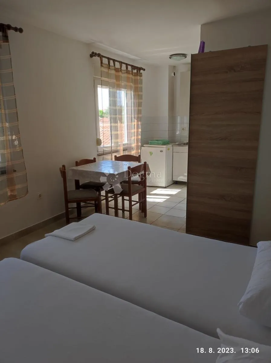 objekt sa tri zasebna apartmana, tražena lokacija kraj mora - slika 18