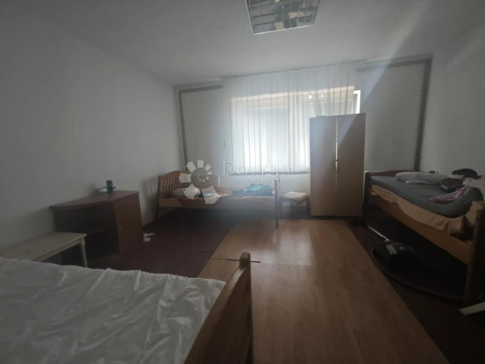 kuća sa zasebnim poslovnim prostorom i velikom okućnicom - slika 11
