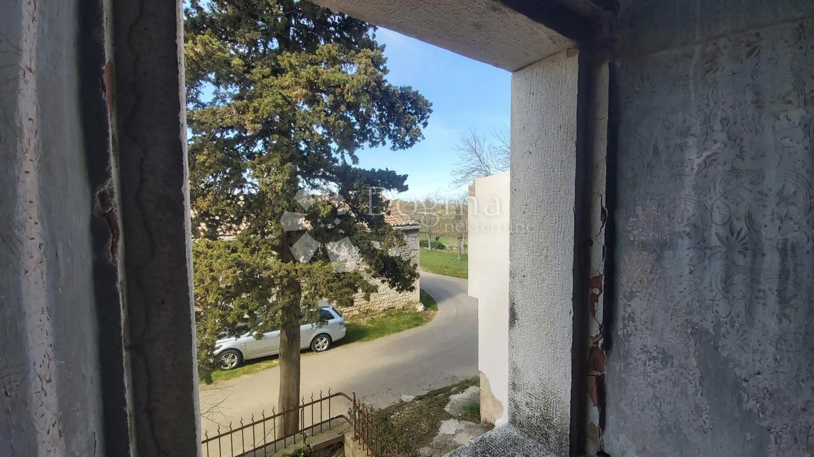 impozantna kamena kuća za adaptaciju - slika 12