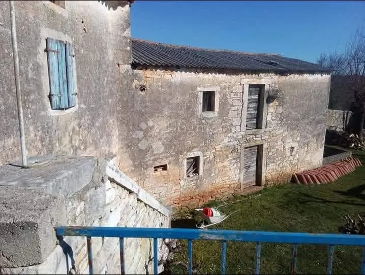kuca sa velikim građevinskim terenom - slika 3