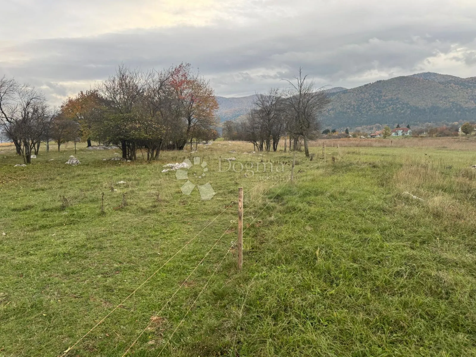 kuća i pomoćni objekti na 10000m2 zemljišta potok i rijeka - slika 2