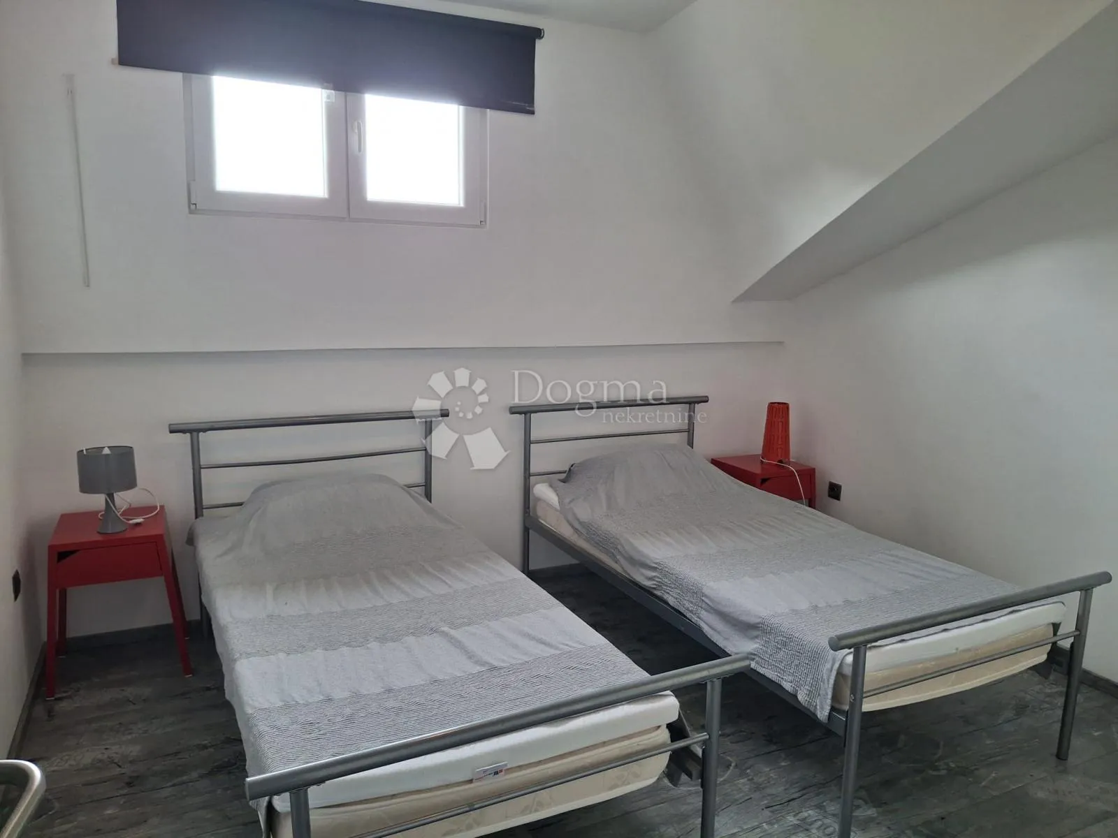 dvosoban stan u potkrovlju u supetarskoj drazi. pogled na more! - slika 10