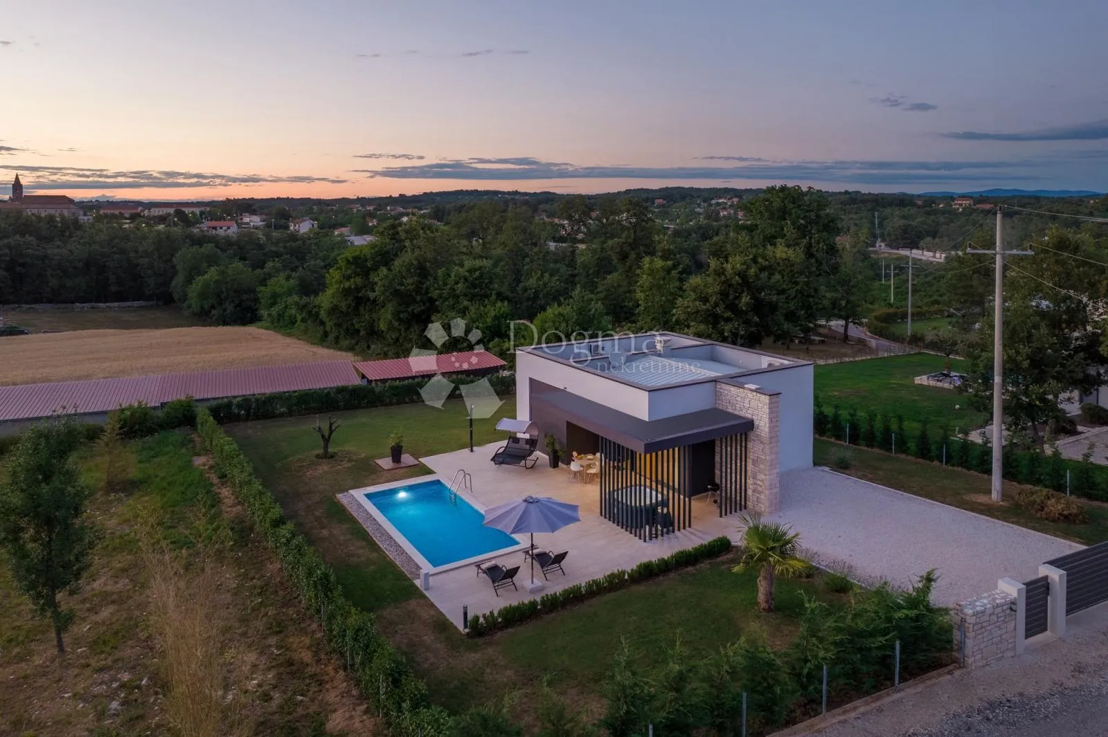 kuća sa bazenom i jacuzijem okružena zelenilom - slika 34