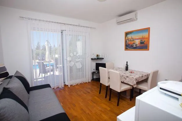 luksuzna kuća s bazenom i apartmanima na rabu - slika 21