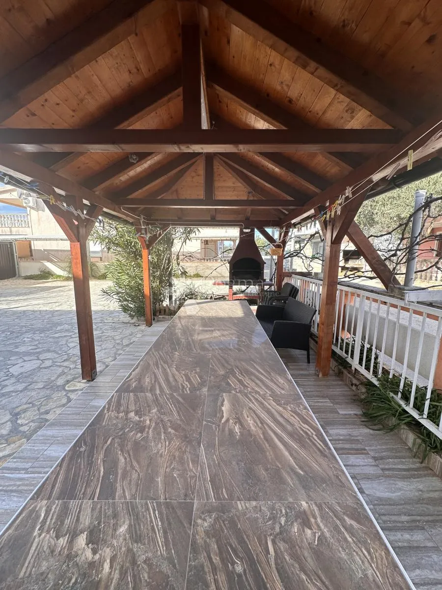 vir kuća sa 8 apartmana uhodana u posao sa turizmom - slika 9