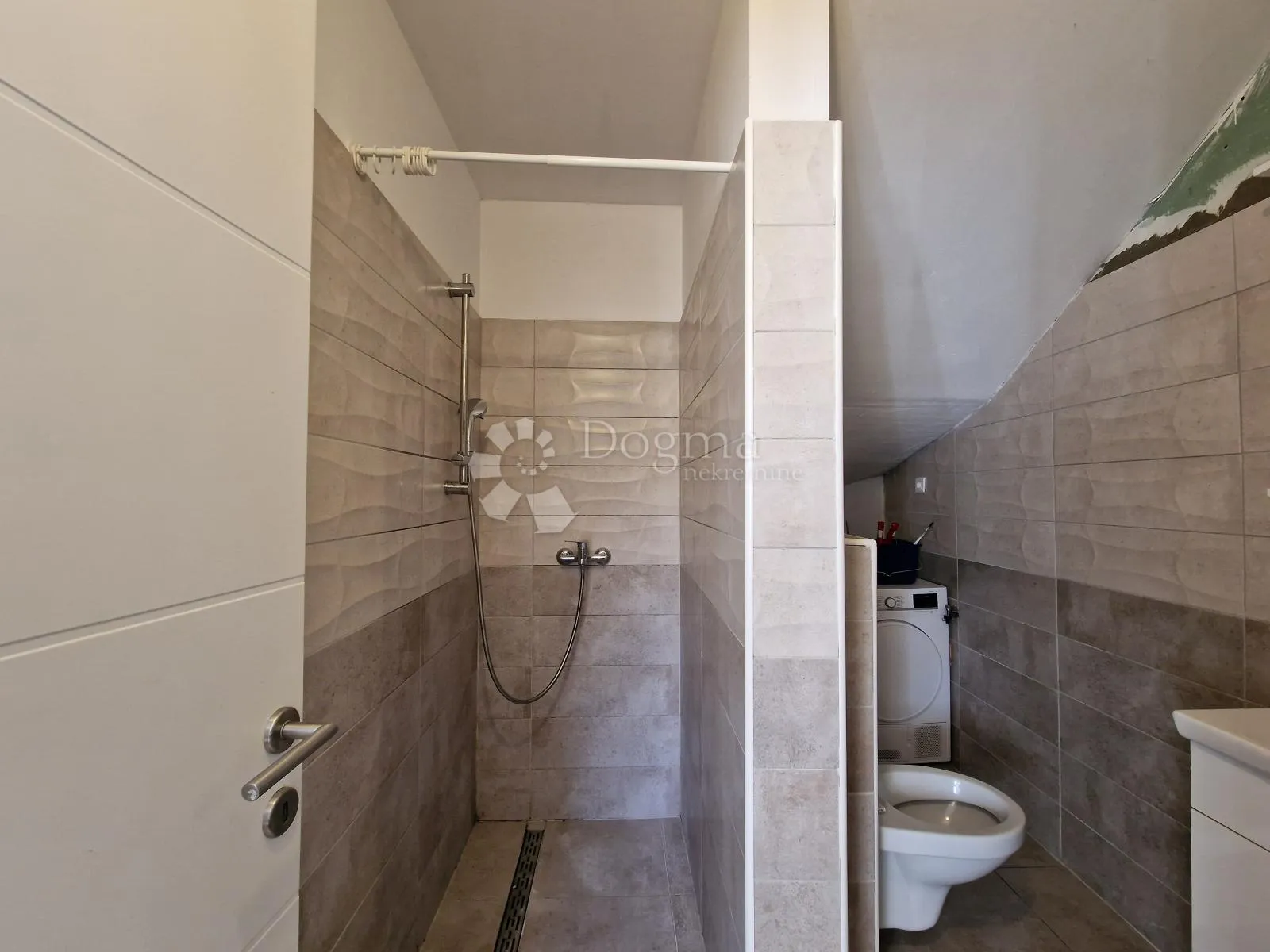 100 m od mora 2 stana ili 1 dvoetažni s pogledom! prilika za investiciju - slika 19
