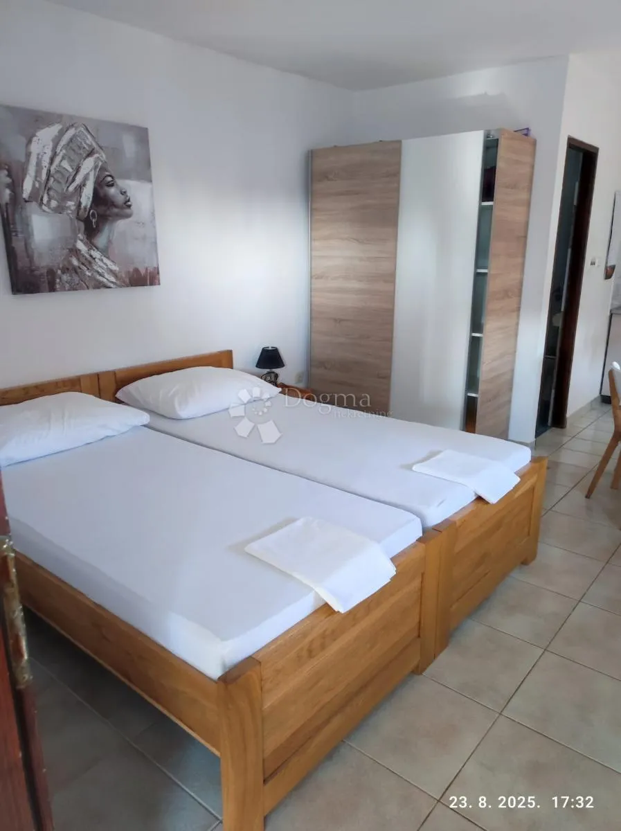 objekt sa tri zasebna apartmana, tražena lokacija kraj mora - slika 16