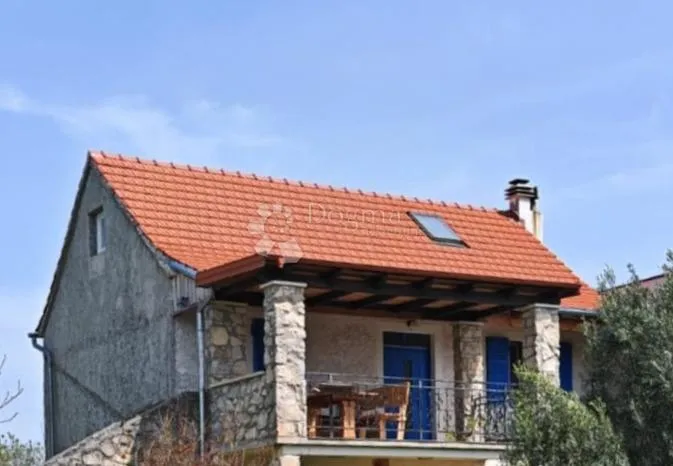 stan u kamenoj kući s prostranom terasom i dvorištem - slika 3