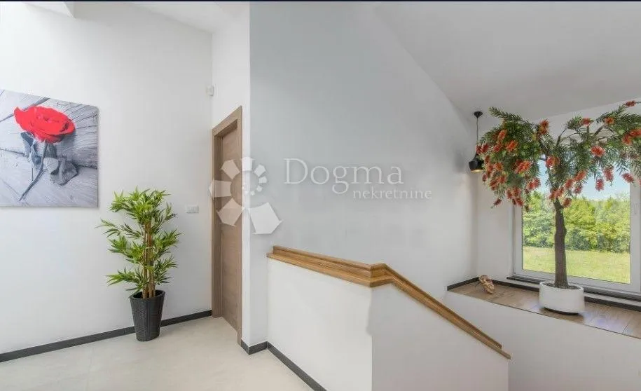 moderna vila u mirnom naselju - slika 18