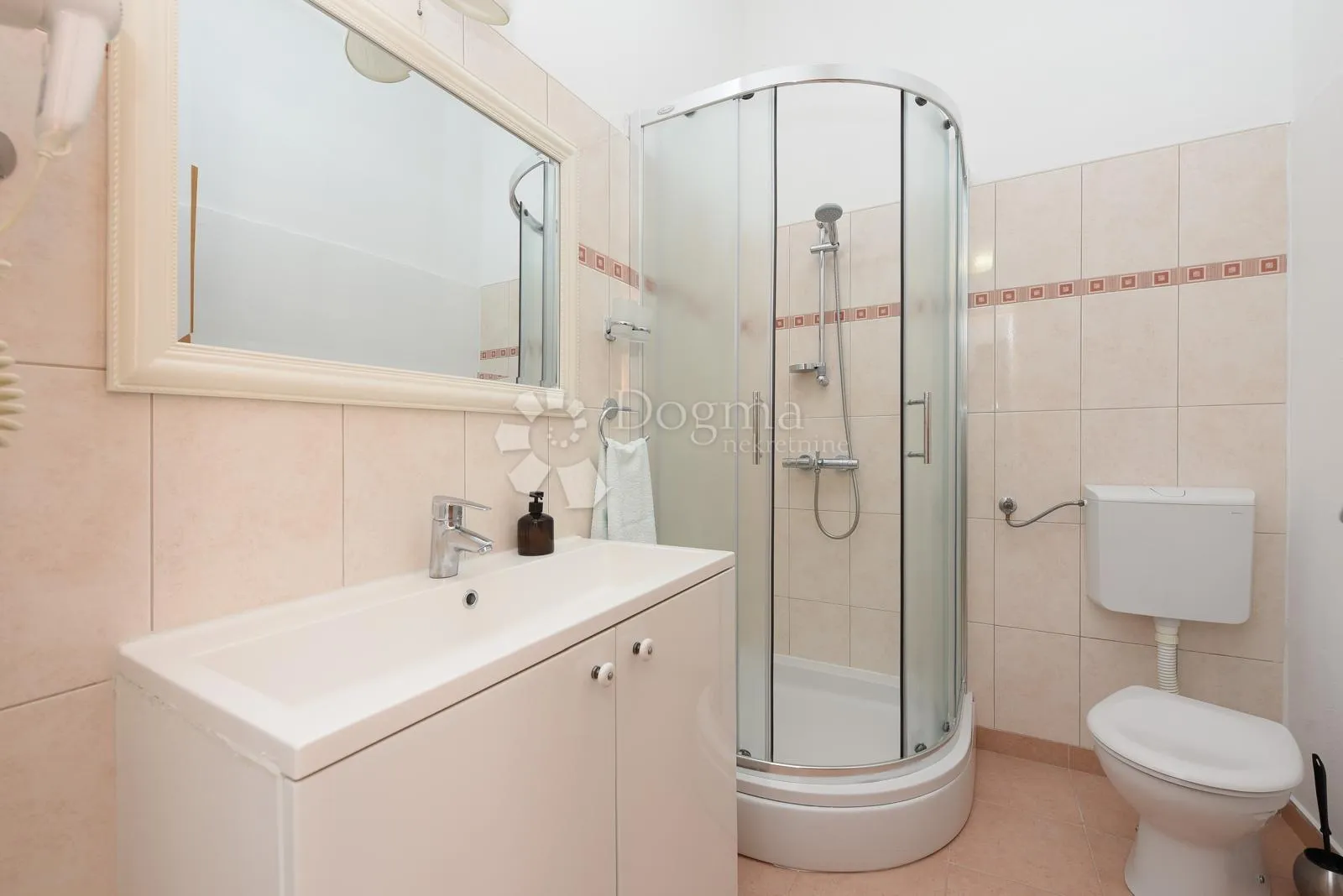 stan u kamenoj zgradi, 100 m od mora, 105 m2 stambeno + terasa - slika 14