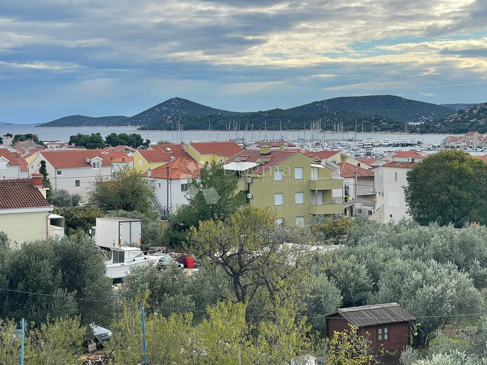 prostrana kuća s bazenom i panoramskim pogledom na more – tribunj - slika 35