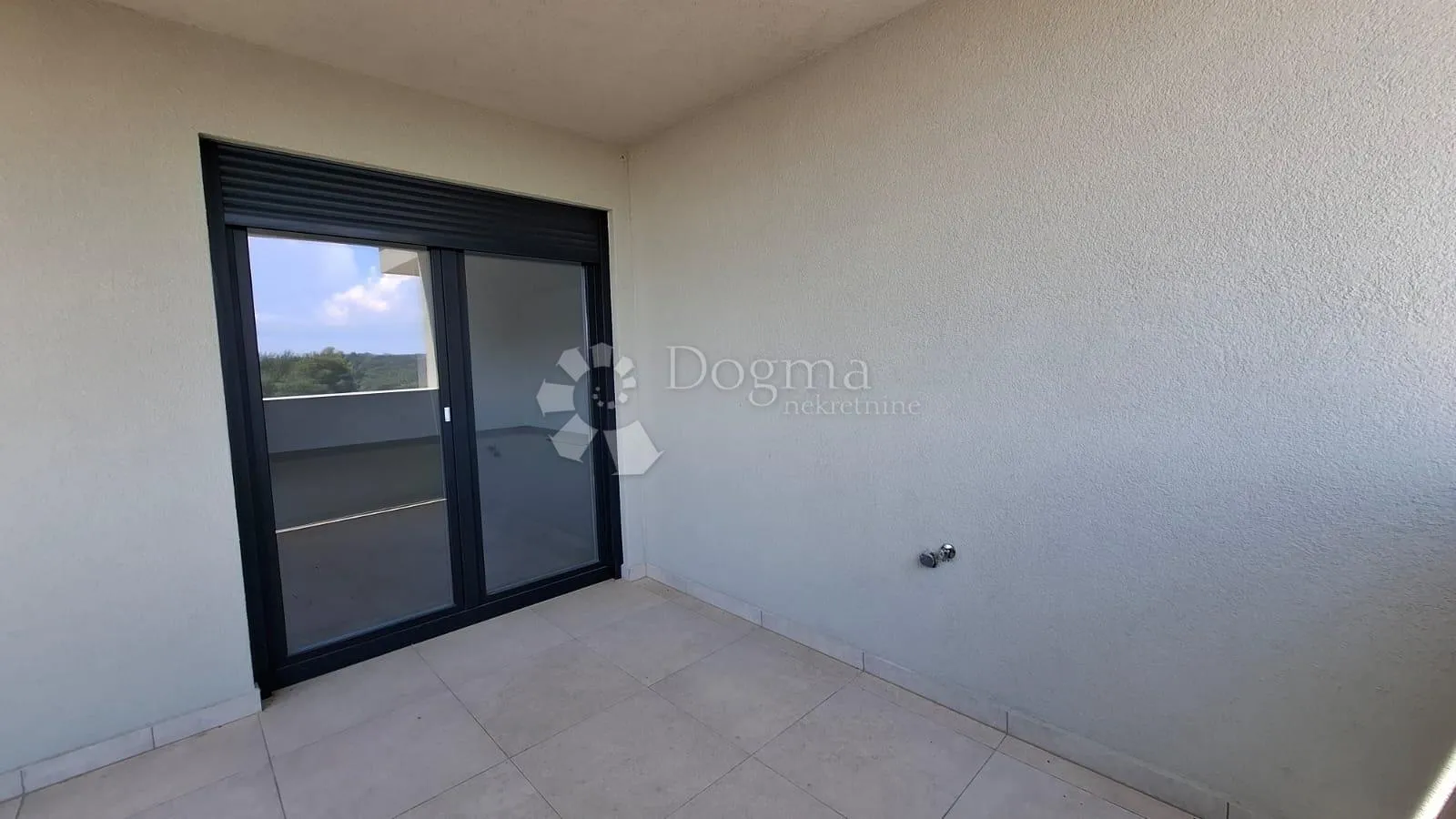 penthouse sa 3ss+db i krovnom terasom 800m od mora - slika 4