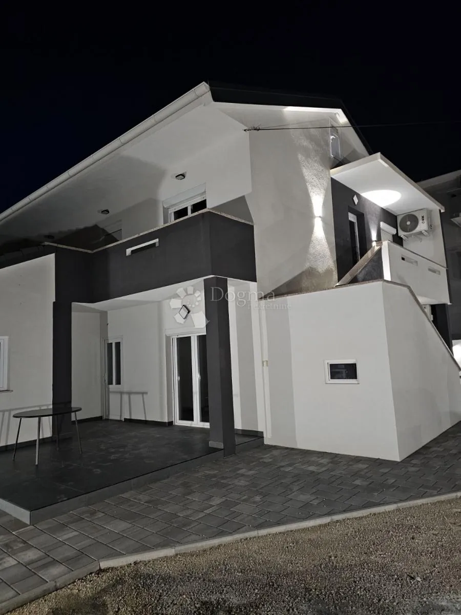 otok pag novalja samostojeća kuća sa tri apartmana - slika 5