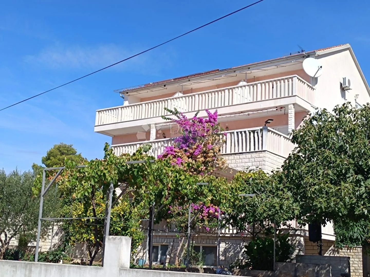PRILIKA U BRODARICI- Kuća blizu mora, s 6 apartmana i 3-Sobnim stanom!! - Brodarica, Šibenik