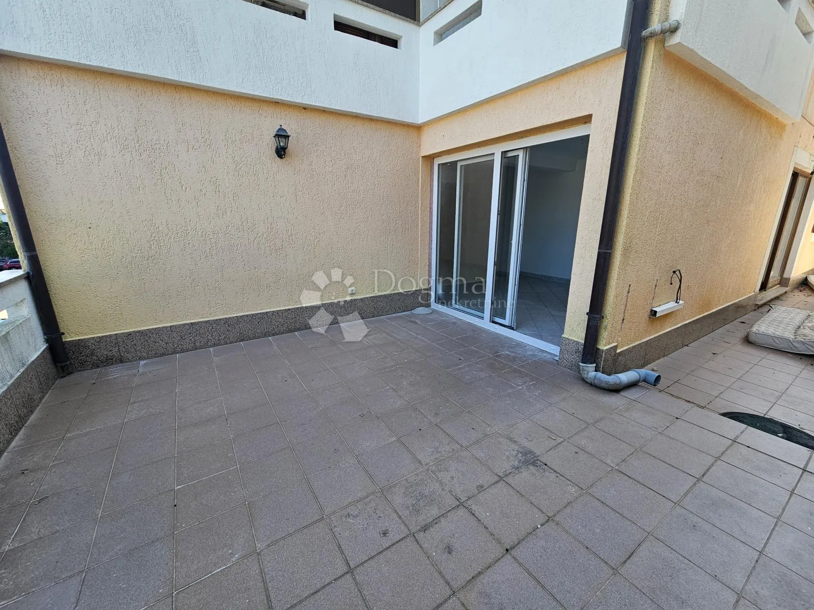 novo u ponudi! apartman njivice! - slika 18