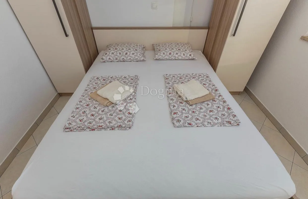 dvosobni apartman sa pogledom na more, super lokacija - slika 23