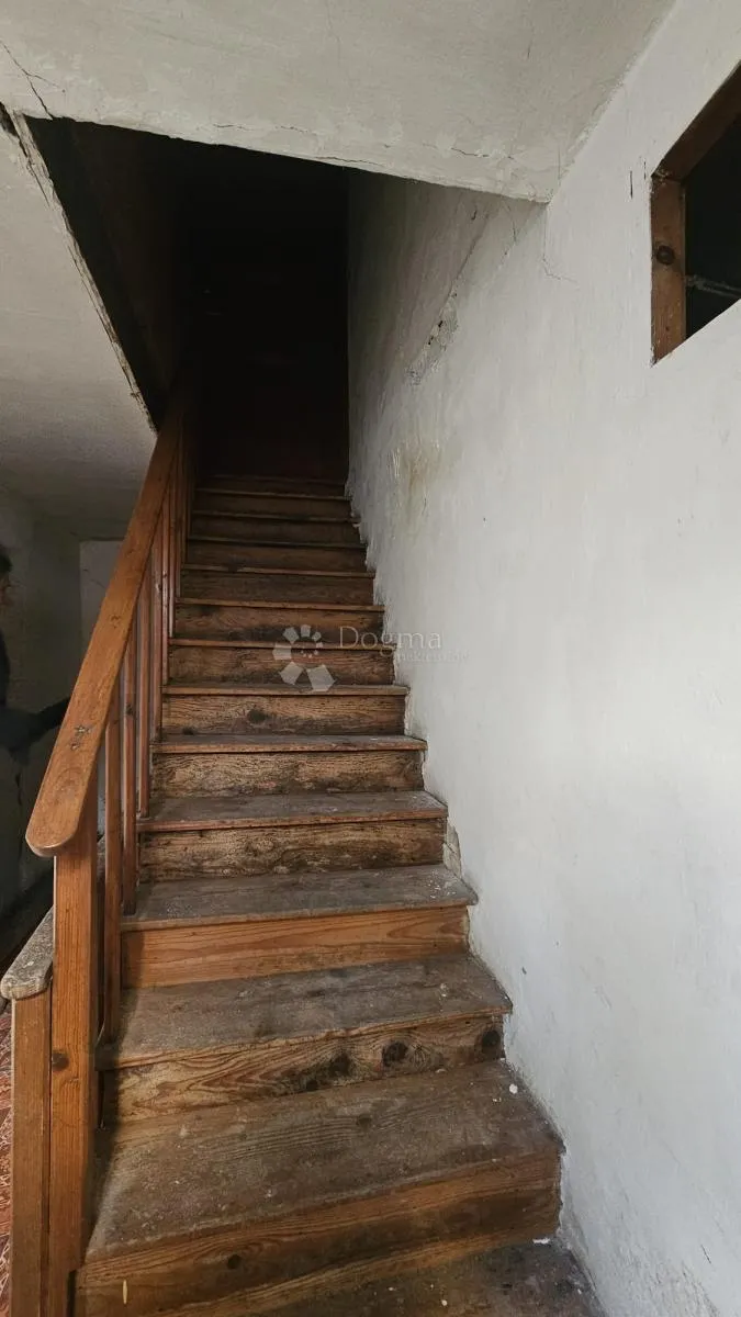 apartman u centru cresa, potrebna adaptacija! - slika 13