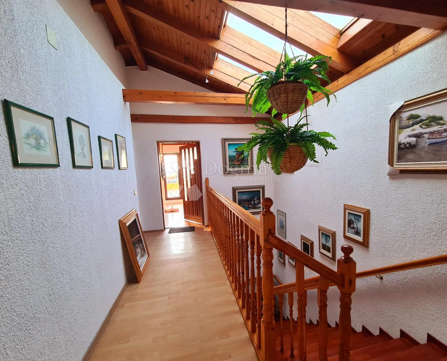 vila s bazenom i teniskim terenom - slika 10