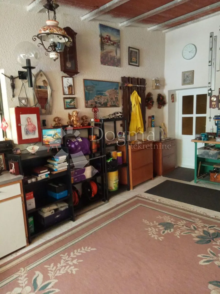 šarmantna kuća ne velikoj okućnici - slika 9