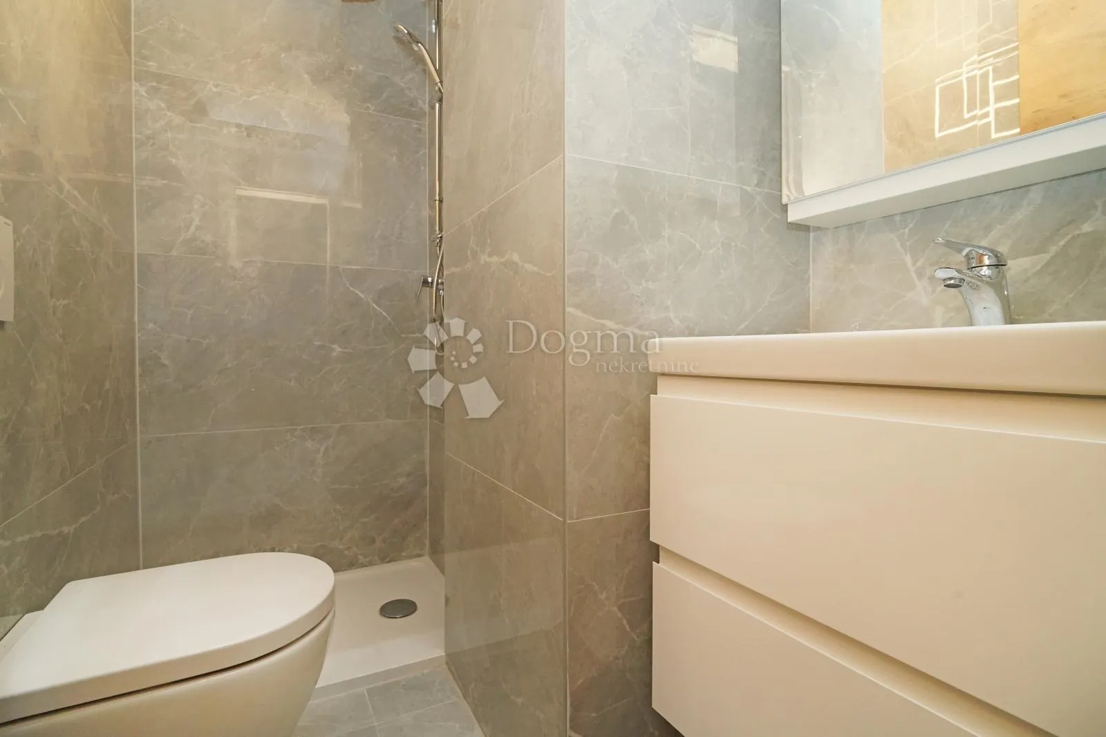 poreč centar-renovirani stan 50 m² - slika 8