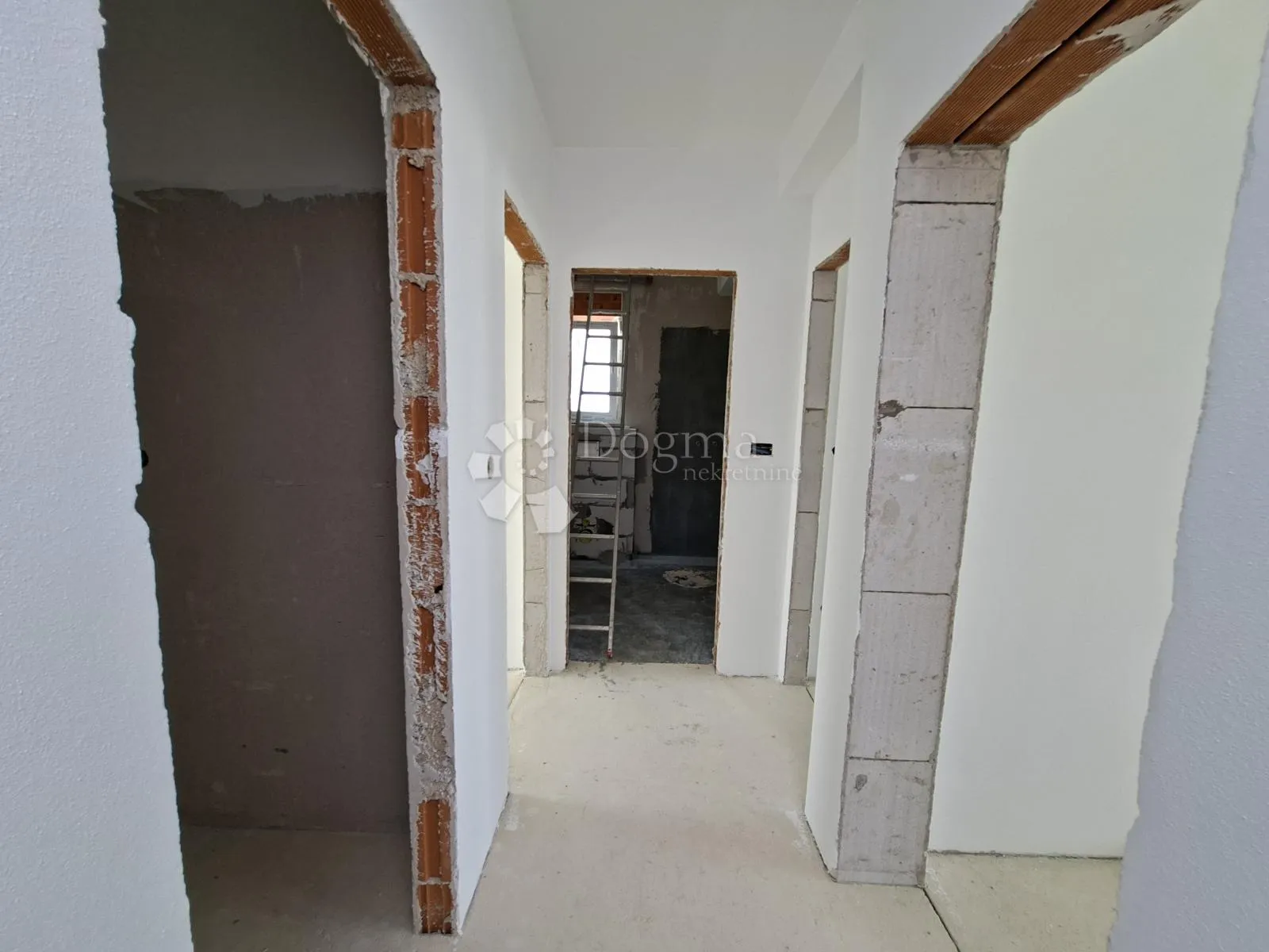 dvoetažni apartman sa bazenom - slika 11