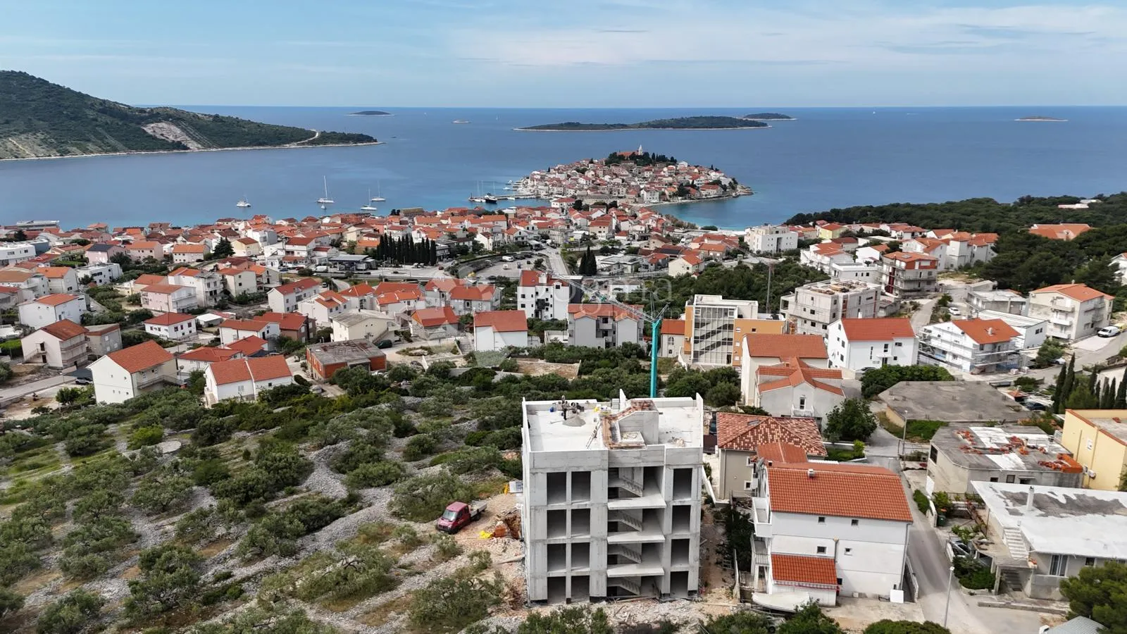 primošten- 1.kat u novogradnji- bazen+top pogled - slika 3