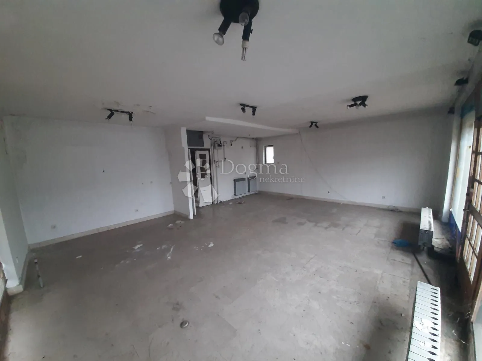 višenamjenska kuća s posl. prostorom- 250m2 + veliki parking - slika 8