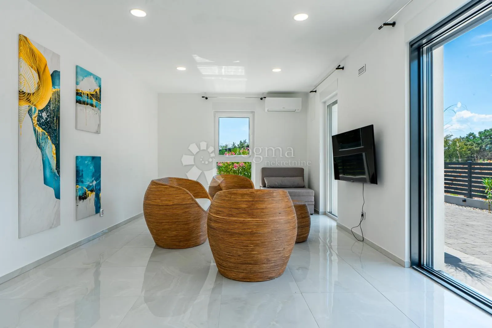 samostojeća moderna vila sa bazenom - slika 32