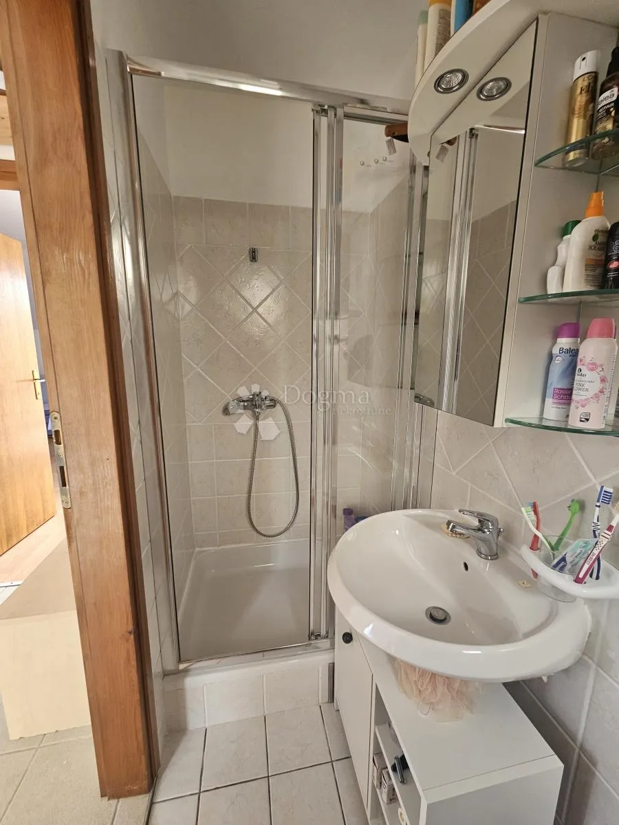 mali apartman s pogledom na more - slika 4