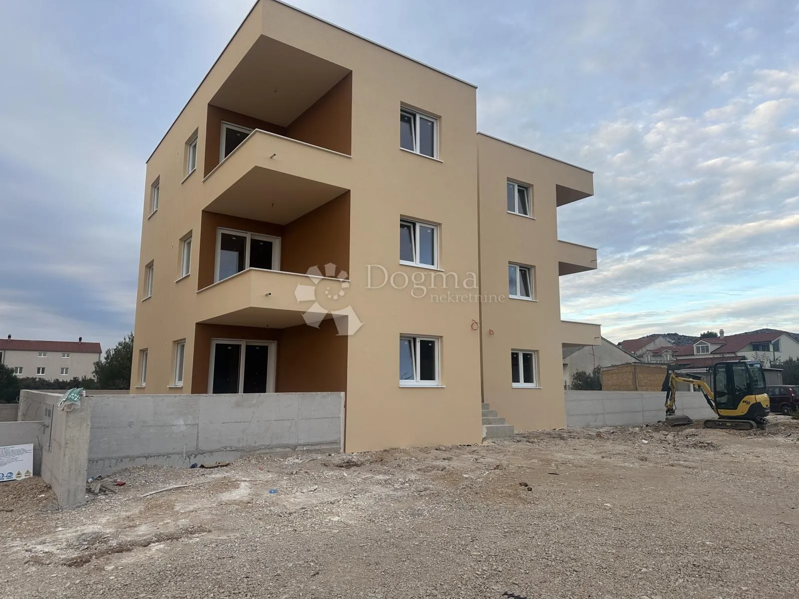 novogradnja, dvosobni stan u prozemlju s terasom, dvorištem i parkirnim mjestom - slika 1