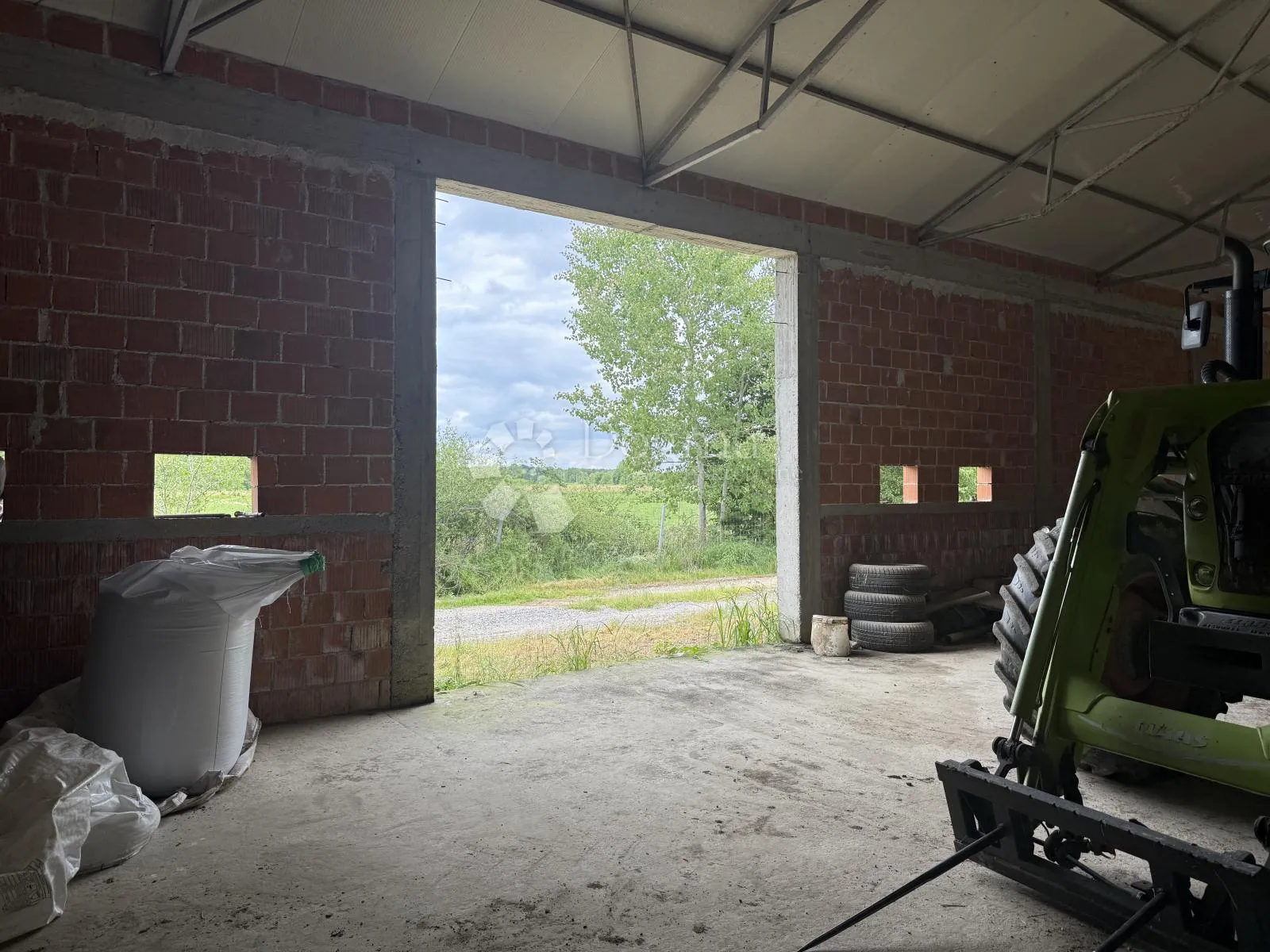 velika gospodarska zgrada 600 m² na 12.000 m² ograđenog zemljišta - slika 8