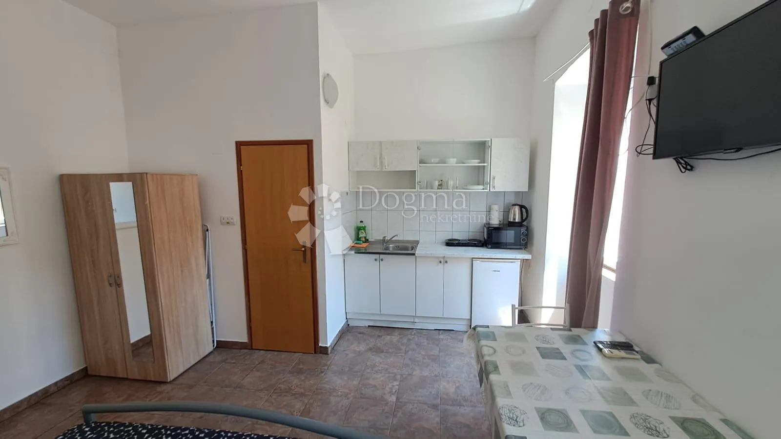 četverosoban stan u centru pule - 4 studio apartmana - slika 3