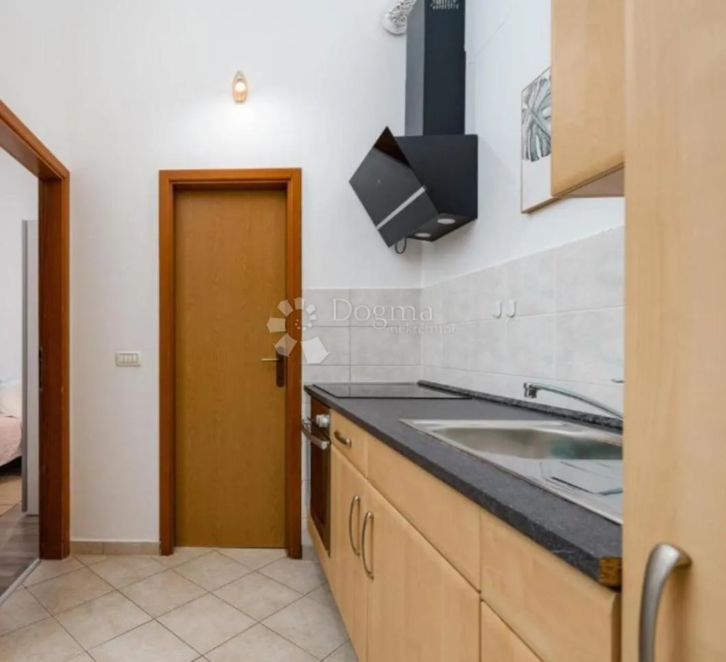 stan u zambratiji 42 kvadrata - slika 8
