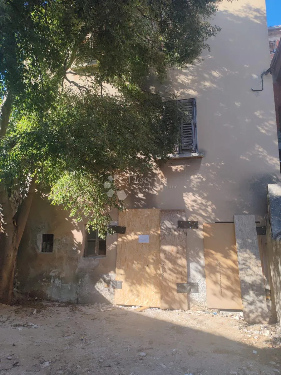 šibenik - dva stana za adaptaciju u kući - slika 3