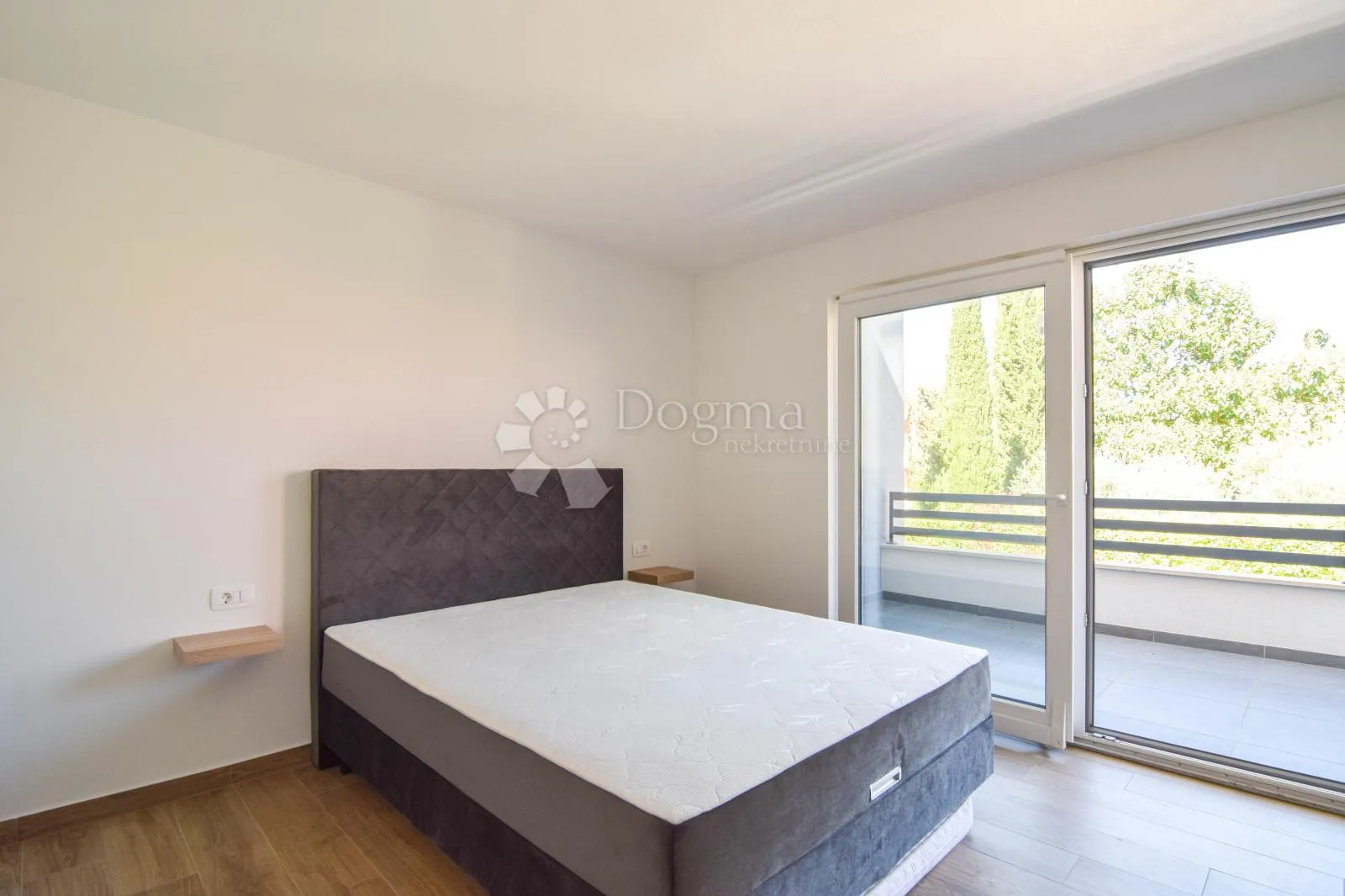 novigrad, moderna dvojna vila s bazenom i 3 spavaće sobe - slika 15