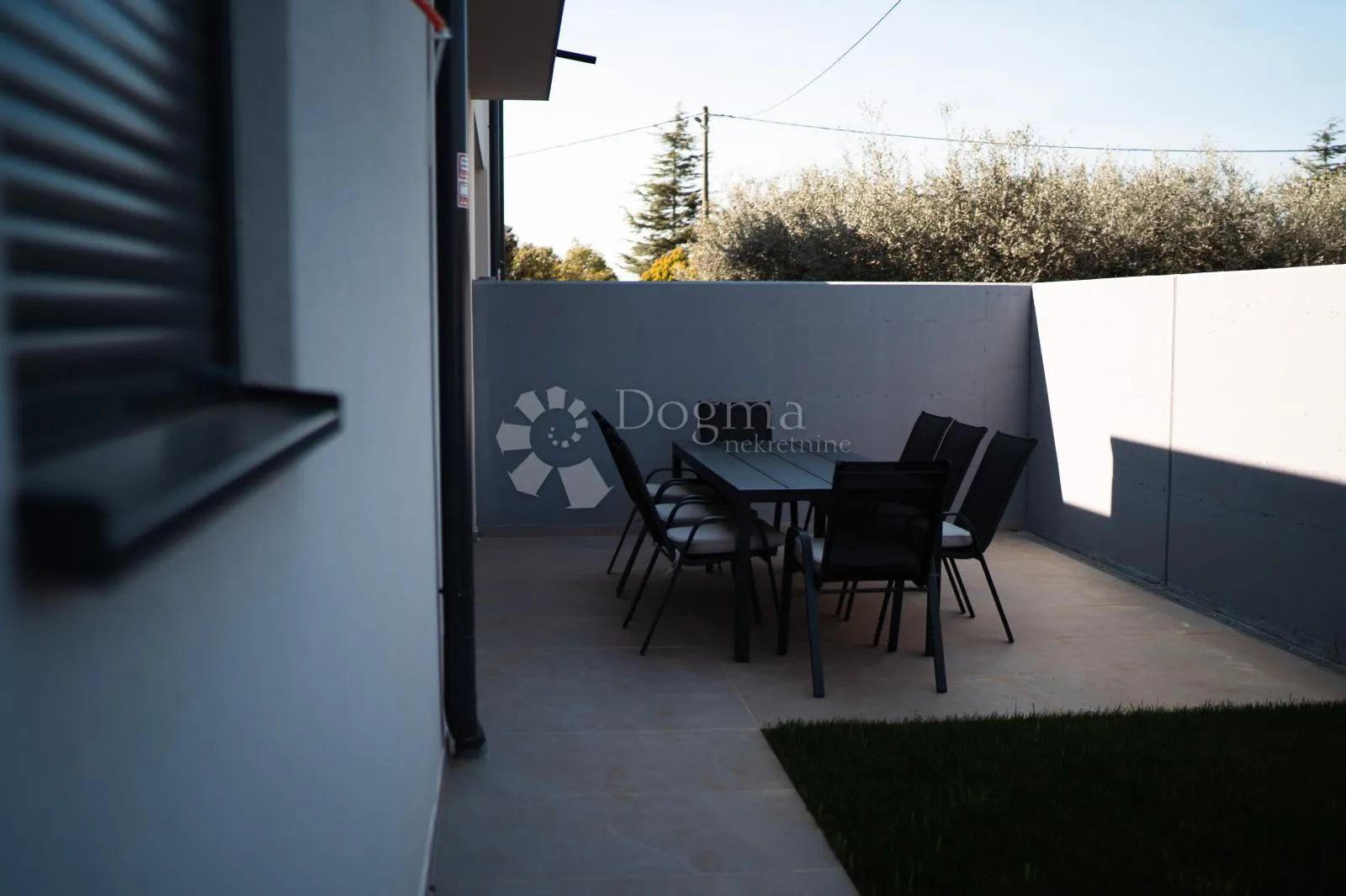 *moderna vila s bazenom - blizu mora - u mirnom okruženju* - slika 30