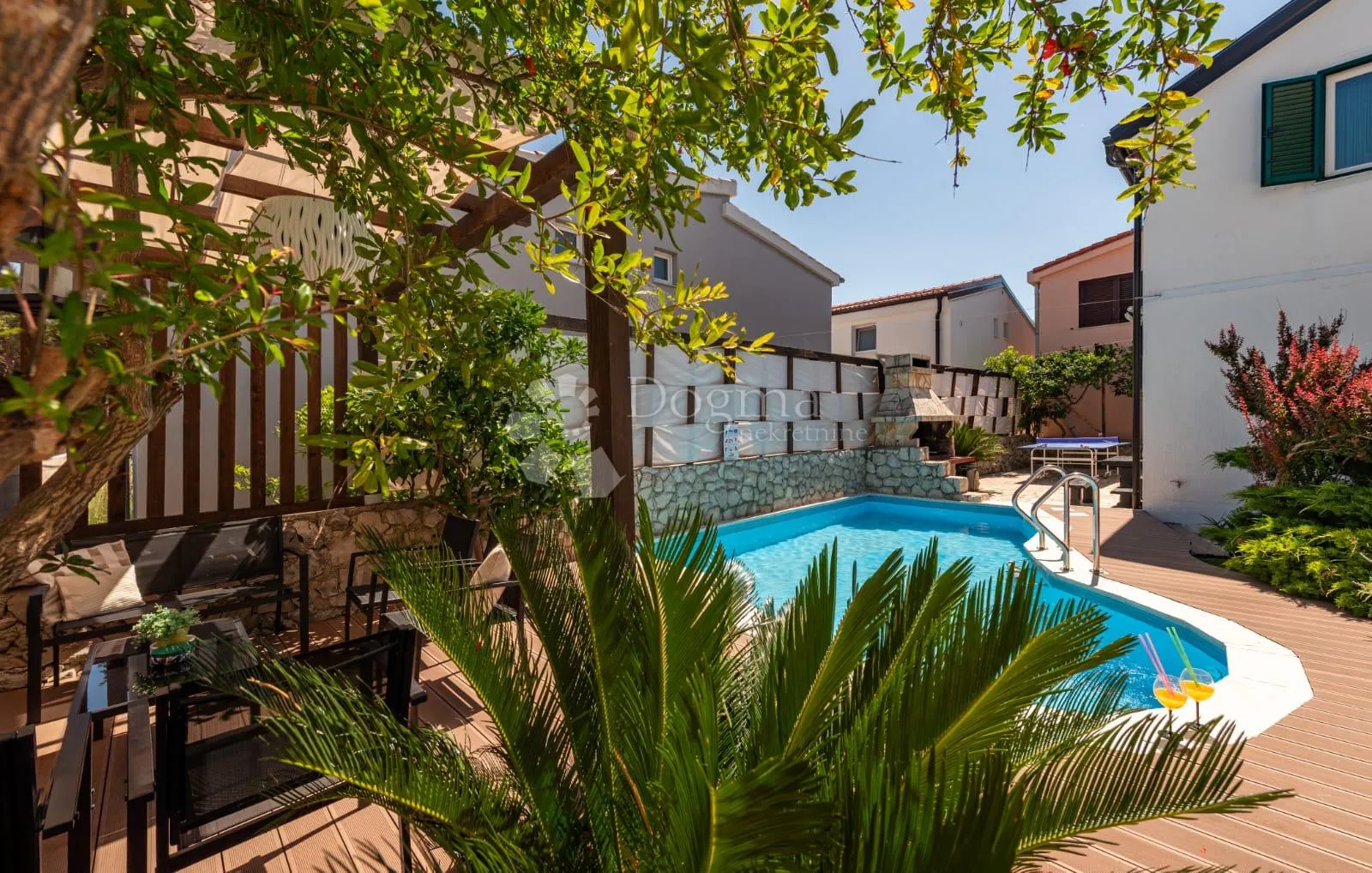 tri apartmana s bazenom - slika 77