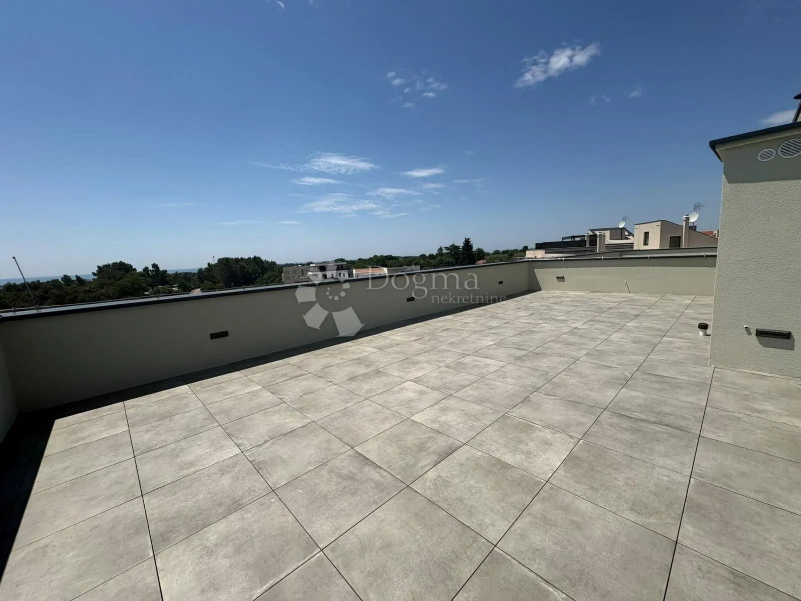 penthouse sa 3ss+db i krovnom terasom 800m od mora - slika 19