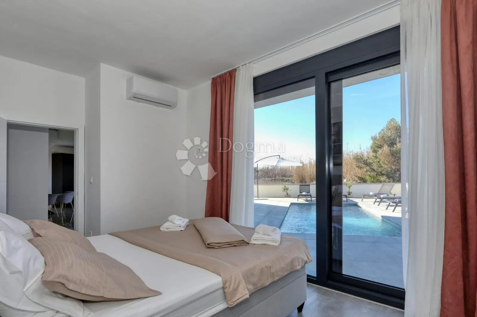 prodaje se moderna vila sa bazenom privlaka - slika 40