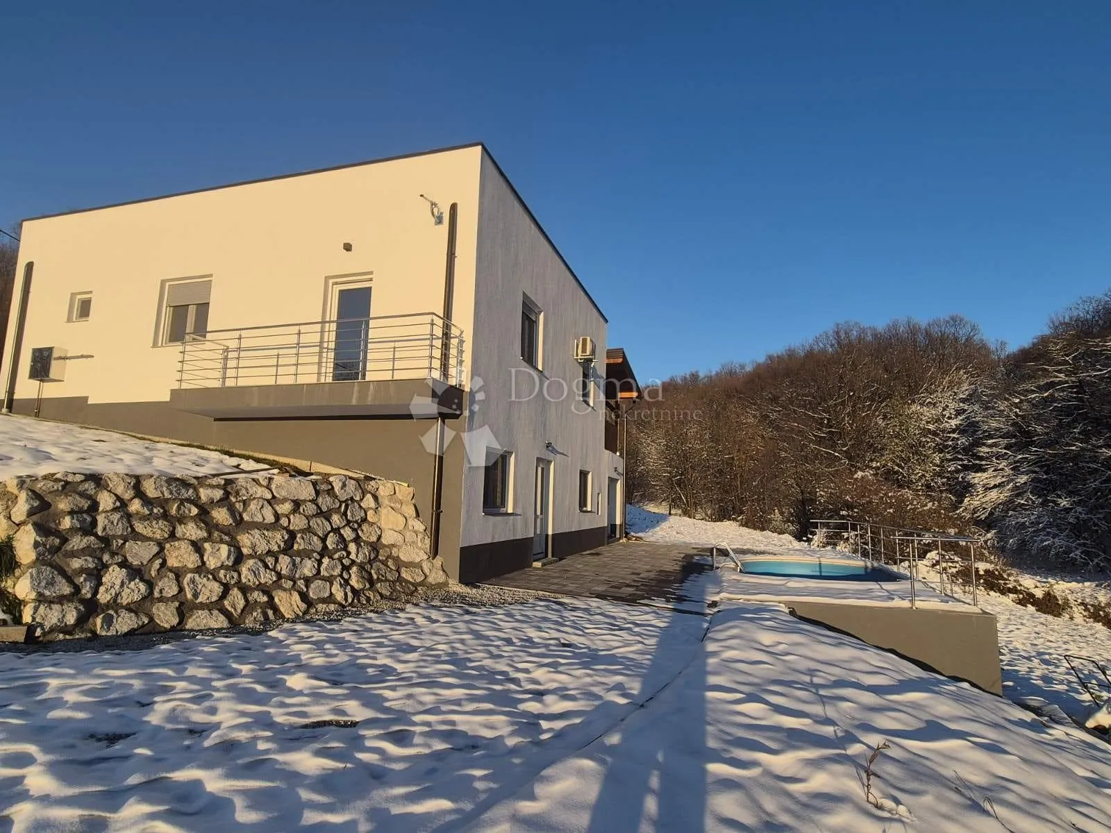 moderna kuća s bazenom i panoramskim pogledom - slika 11