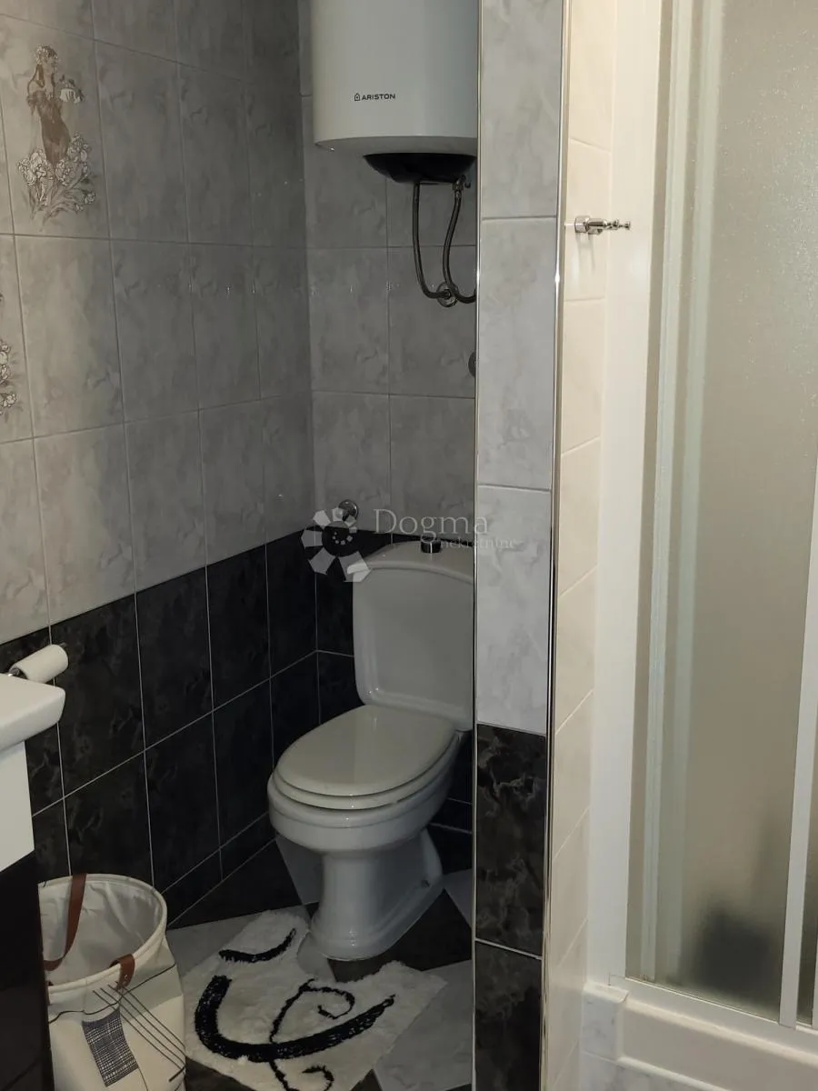 kuća sa tri velika stana blizu mora - slika 10