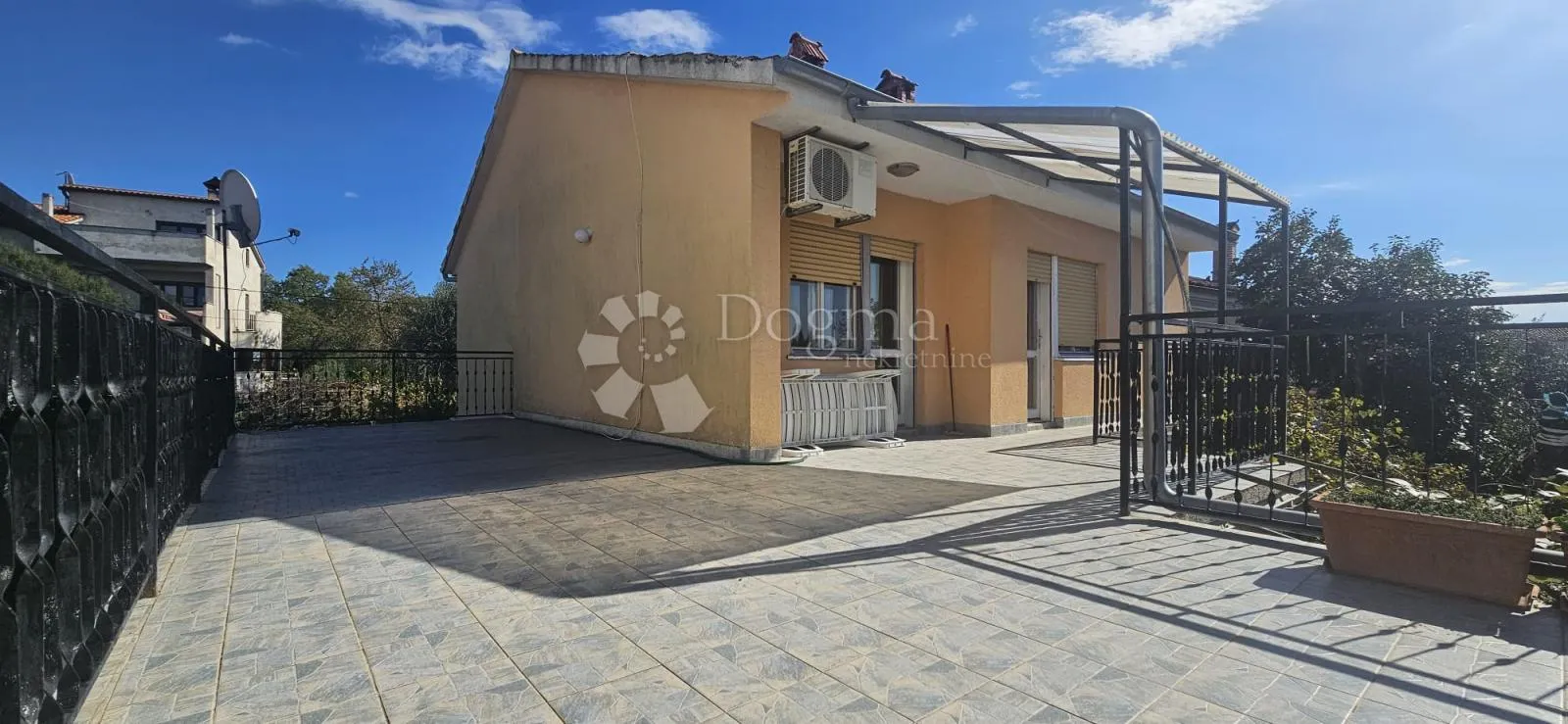 kuća sa 3 stana - slika 35