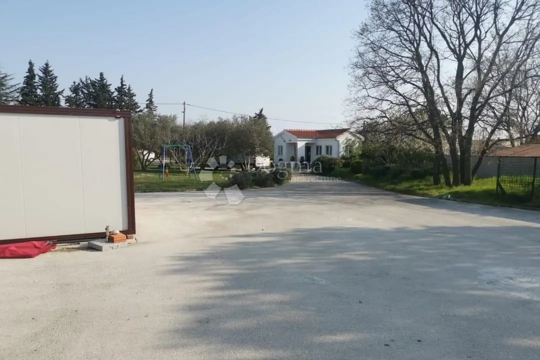 kuća s velikim terenom i dodatnim građevinskim zemljištem uz cestu – murvica kraj zadra - slika 2