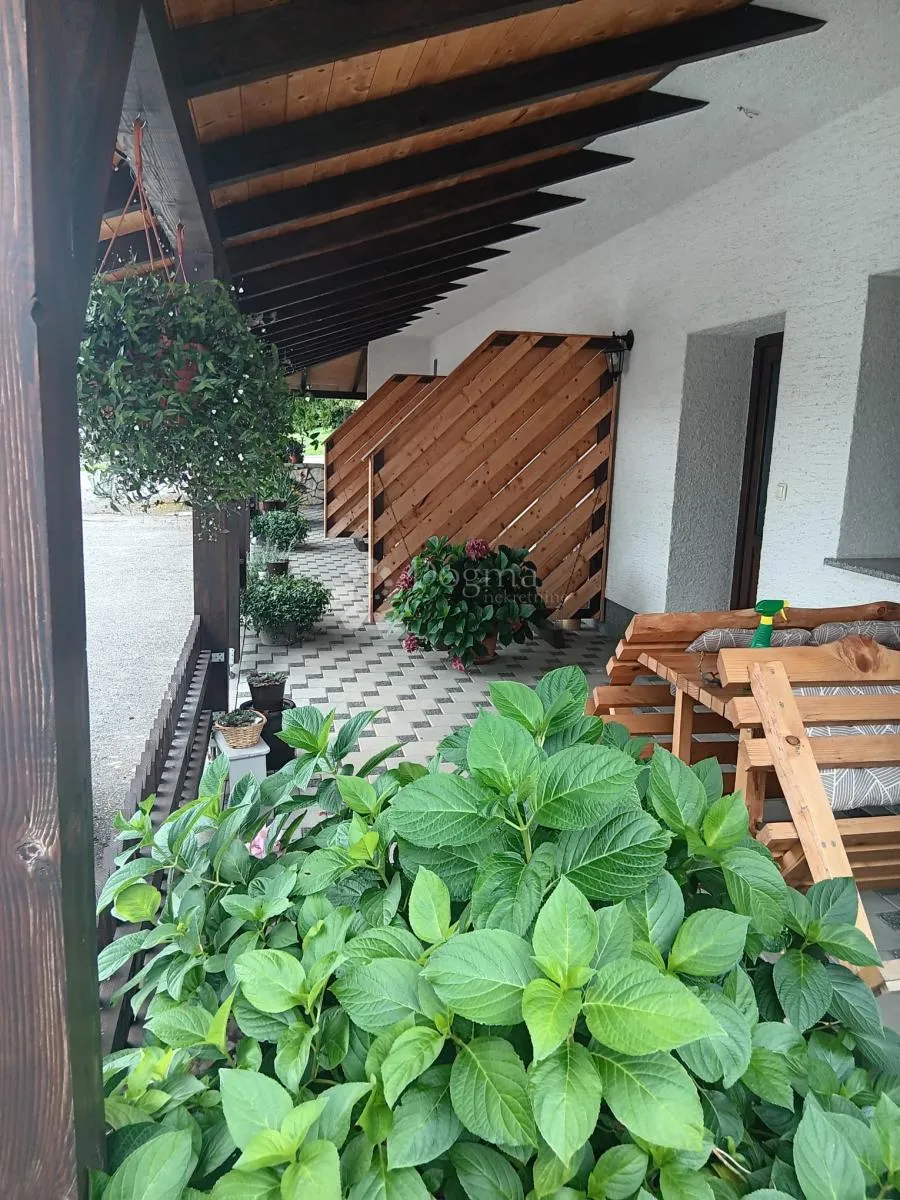 kuća u korenici, za investiciju i život - slika 1